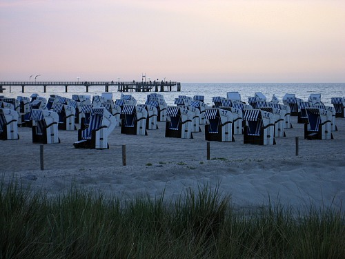 Kuehlungsborn
Empty beach chairs at sunset - classical image of the Baltic Sea 
Küste - Strand, Küstenlandschaft, Tourismus, Öffentlicher Bereich/Strand
Larissa Neubauer